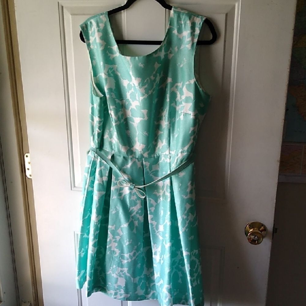 Danny & Nicole Green and White Sleeveless Midi Dress